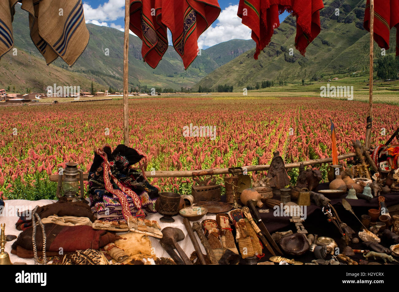 Pisac Dimanche Jour de marché. Pisac. Vallée Sacrée. Pisac Pisac, ou en quechua, est une petite ville située à environ 35 km de Cuzco. Pisac est meilleur Banque D'Images