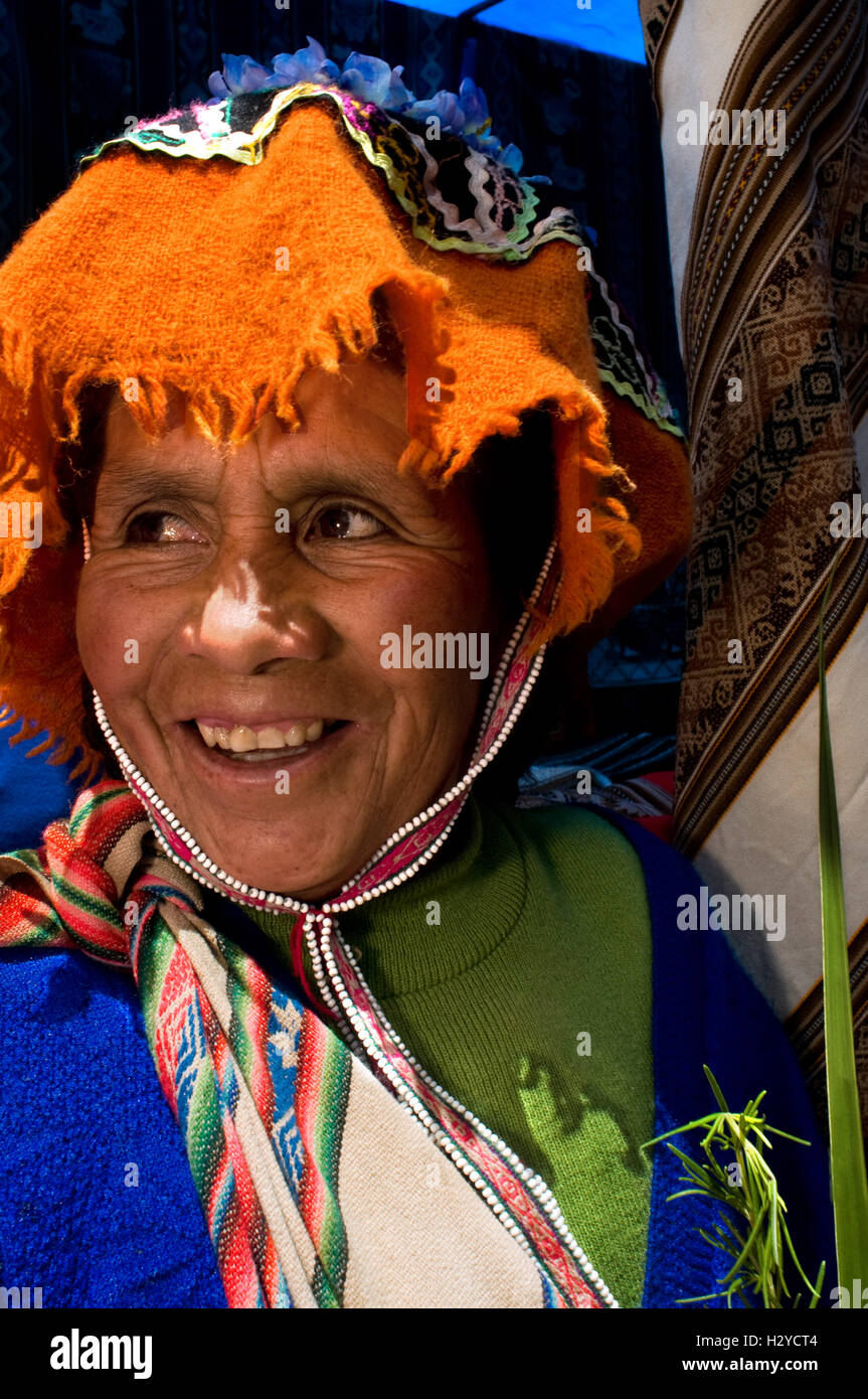 Une femme vêtue d'un costume traditionnel de Pisac Dimanche Jour de marché. Pisac. Vallée Sacrée. Pisac Pisac, ou en quechua, est une petite Banque D'Images