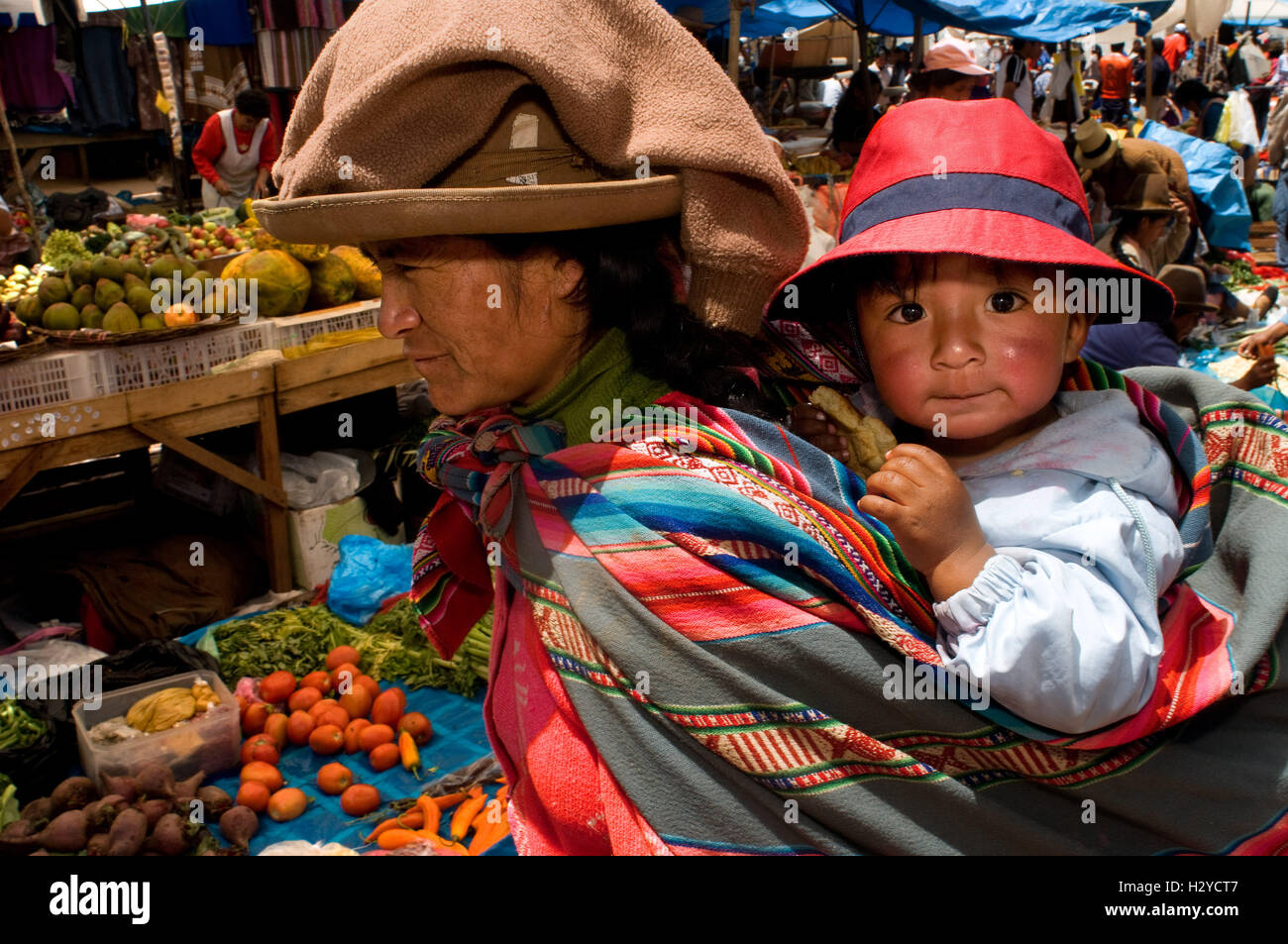 Une mère et son fils, vêtu d'un costume traditionnel de Pisac Dimanche Jour de marché. Pisac. Vallée Sacrée. Pisac, ou Pisaq dans Quech Banque D'Images