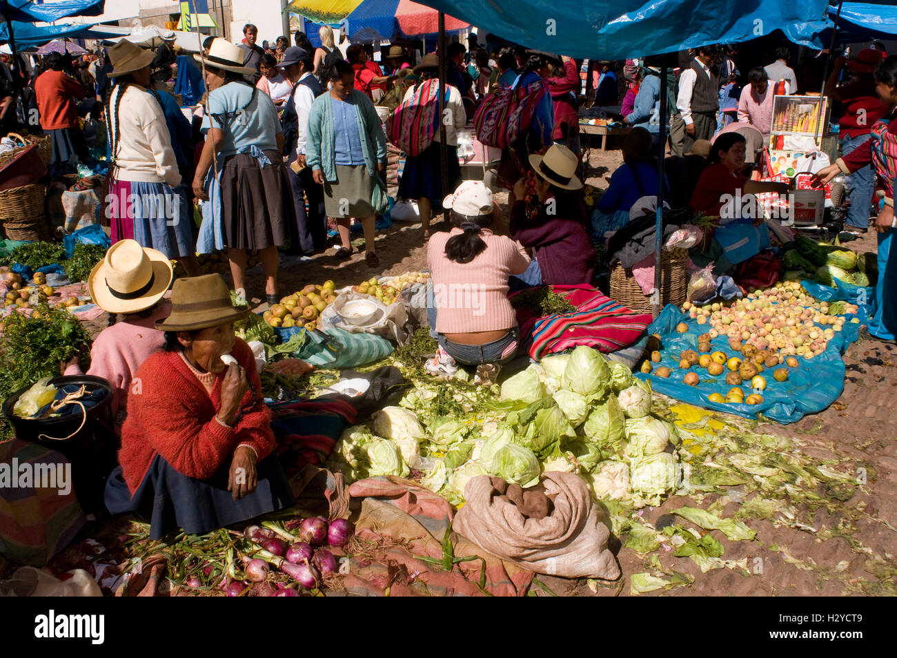 Pisac Dimanche Jour de marché. Pisac. Vallée Sacrée. Pisac Pisac, ou en quechua, est une petite ville située à environ 35 km de Cuzco. Pisac est meilleur Banque D'Images