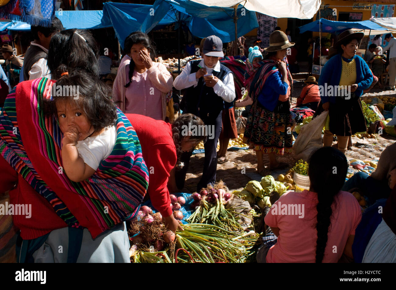 Pisac Dimanche Jour de marché. Pisac. Vallée Sacrée. Pisac Pisac, ou en quechua, est une petite ville située à environ 35 km de Cuzco. Pisac est meilleur Banque D'Images