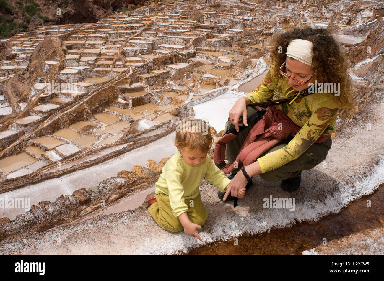 Cristina e Iris en las salinas de Maras en el Valle Sagrado cerca de Cuzco. Maras est une ville dans la Vallée Sacrée des Incas, 4 Banque D'Images
