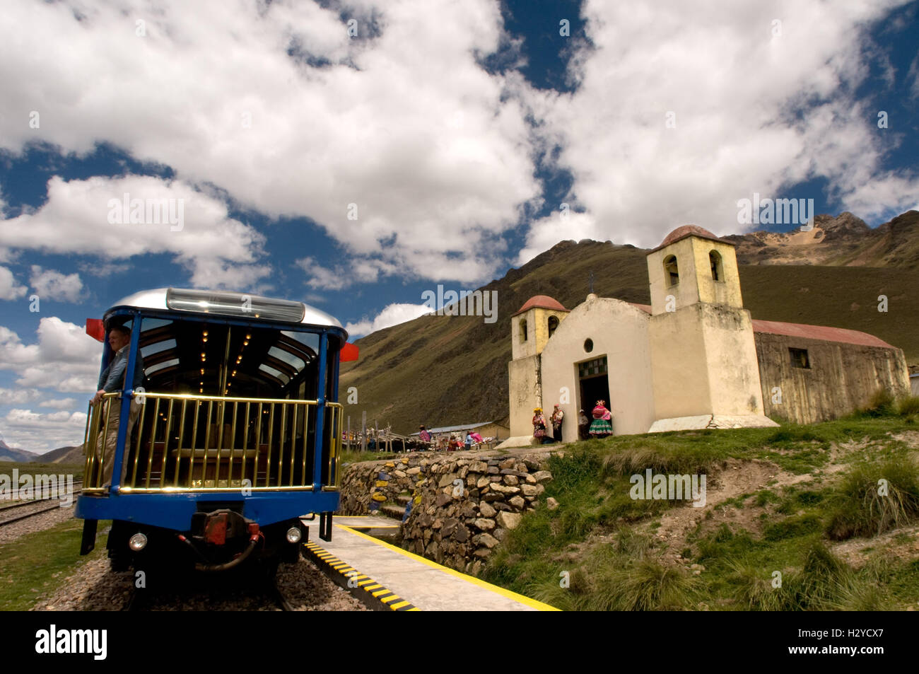 Communauté andine Explorer, bateau train de Cusco à Puno. Dans la moitié de la distance le train fait un arrêt en route au lieu-dit La Banque D'Images