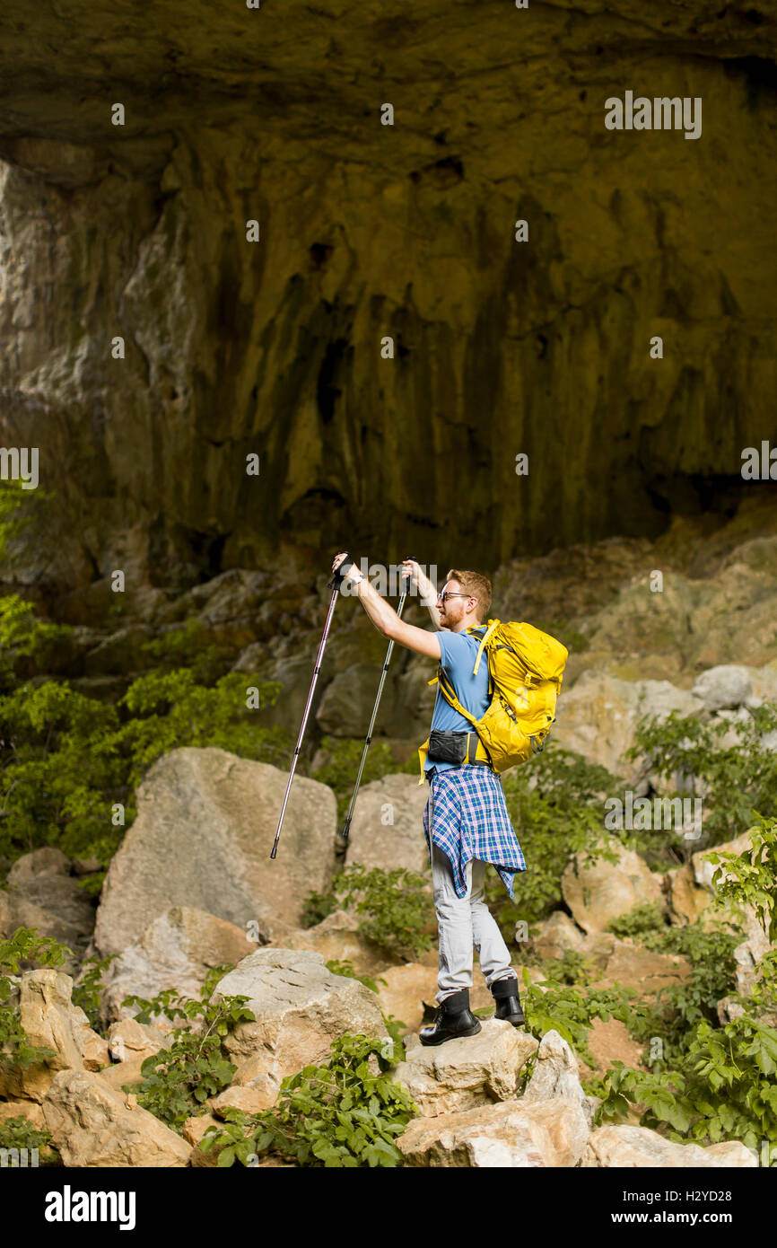 Homme de race blanche modèle avec sac à dos randonnée sur sunny day Banque D'Images