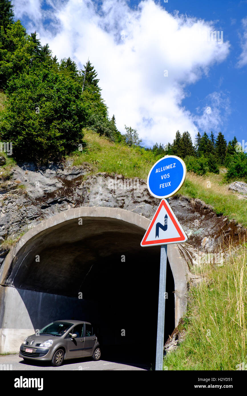 Tunnel routier avec 'allumez vos feux" près du sommet du Col des Aravis, Haute-Savoie, région Rhône-Alpes, France Banque D'Images