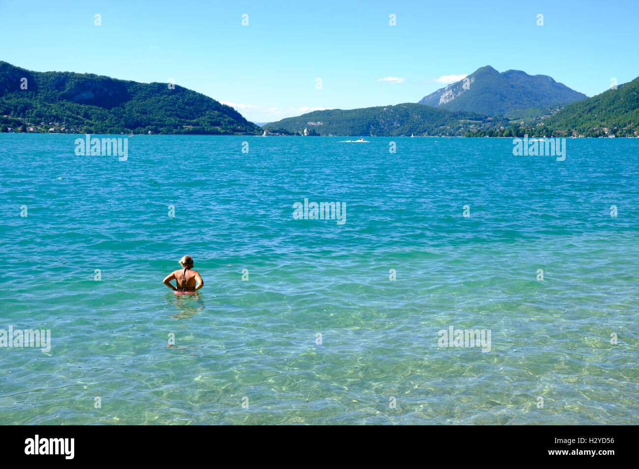 Woman swimming, rive sud-est du lac d'Annecy, Haute-Savoie, région Rhône-Alpes, France Banque D'Images