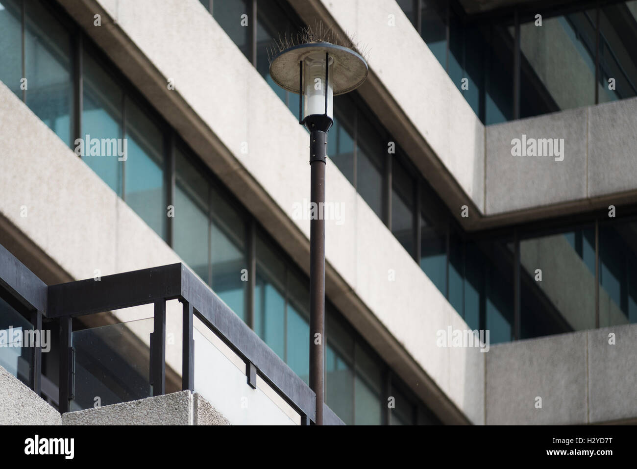 Architecture - Lampe de rue en face de la façade de windows, métal et béton granulats Saint-magnus house office building à Londres, Royaume-Uni Banque D'Images