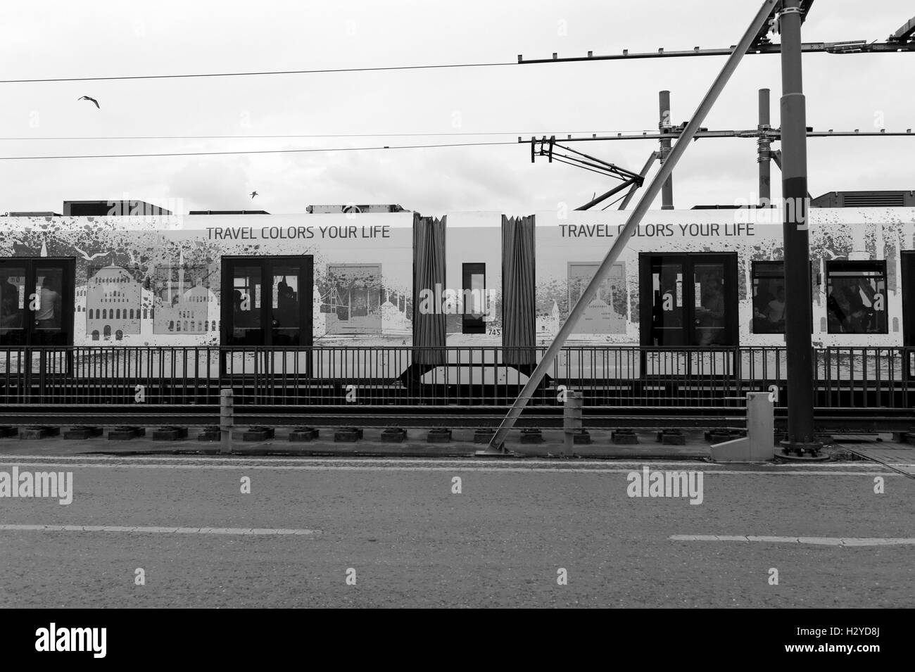 Istanbul, Turquie. Le tramway d'Istanbul traverse le pont de Galata sur la Corne d'Or Banque D'Images