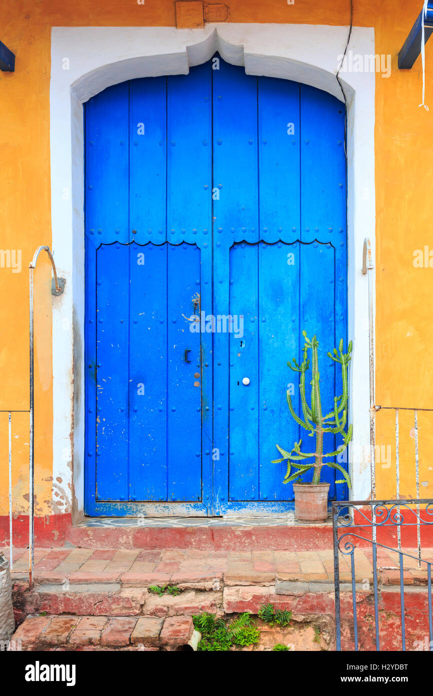 L'architecture cubaine typique - porte en bois bleu vif et les murs en couleurs des caraïbes, Trinidad, Cuba Banque D'Images