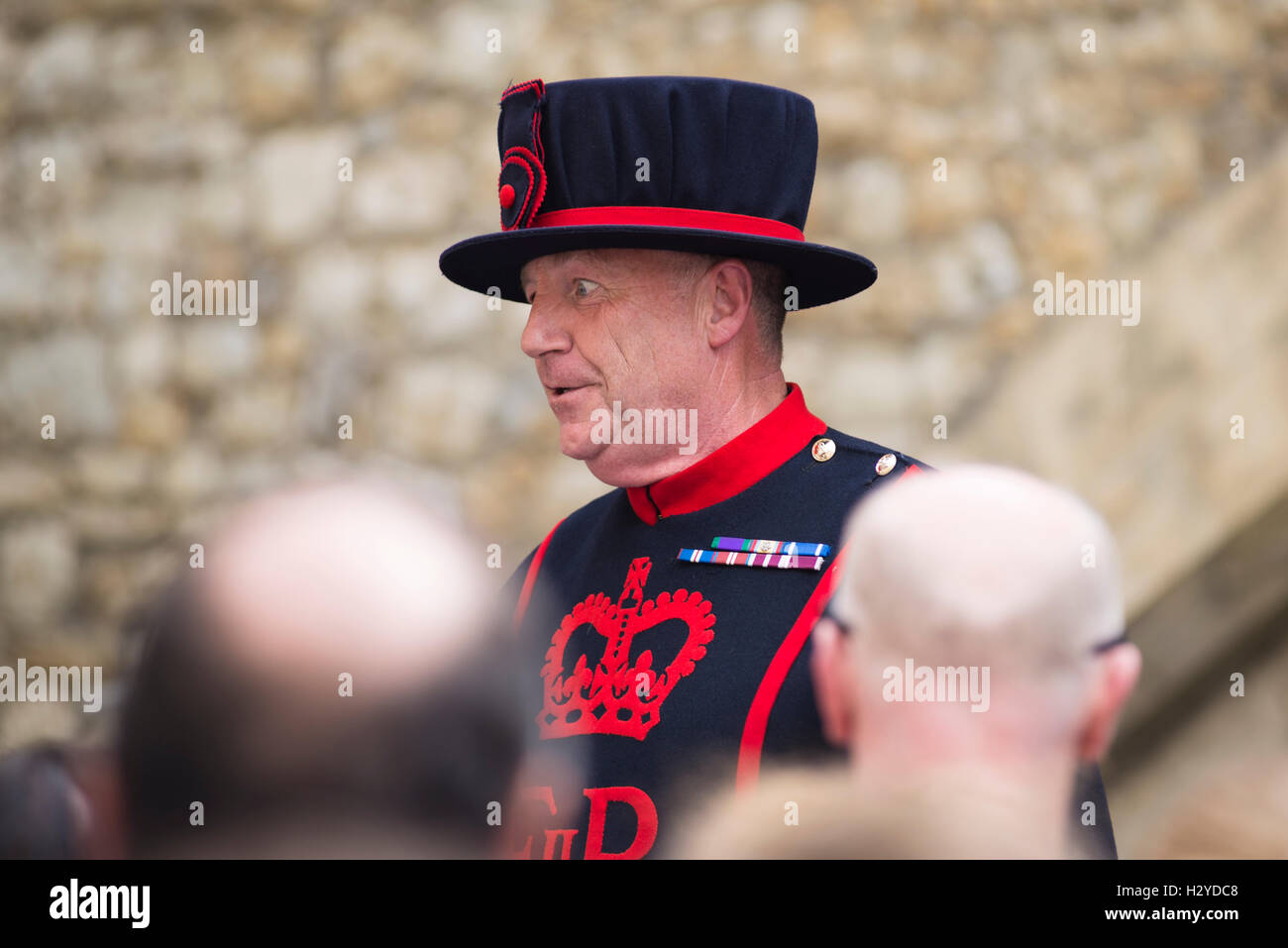 Yeoman Warder Guardsman smiling sur une visite guidée à la Tour de Londres, London,UK Banque D'Images