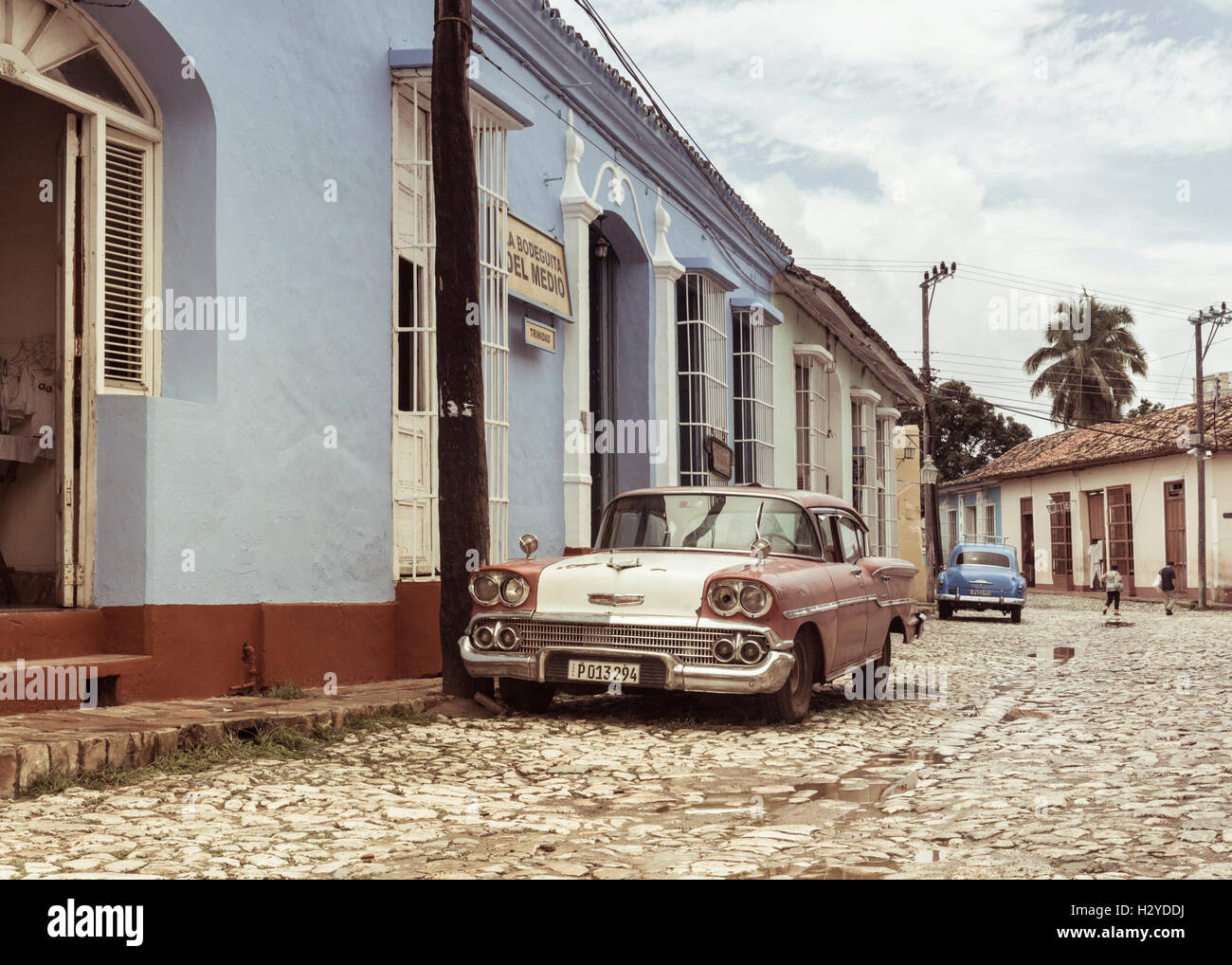 American Classic voiture garée à l'extérieur de Bodeguita del Medio bar dans une rue pavée à l'époque coloniale de Trinidad, Cuba Banque D'Images