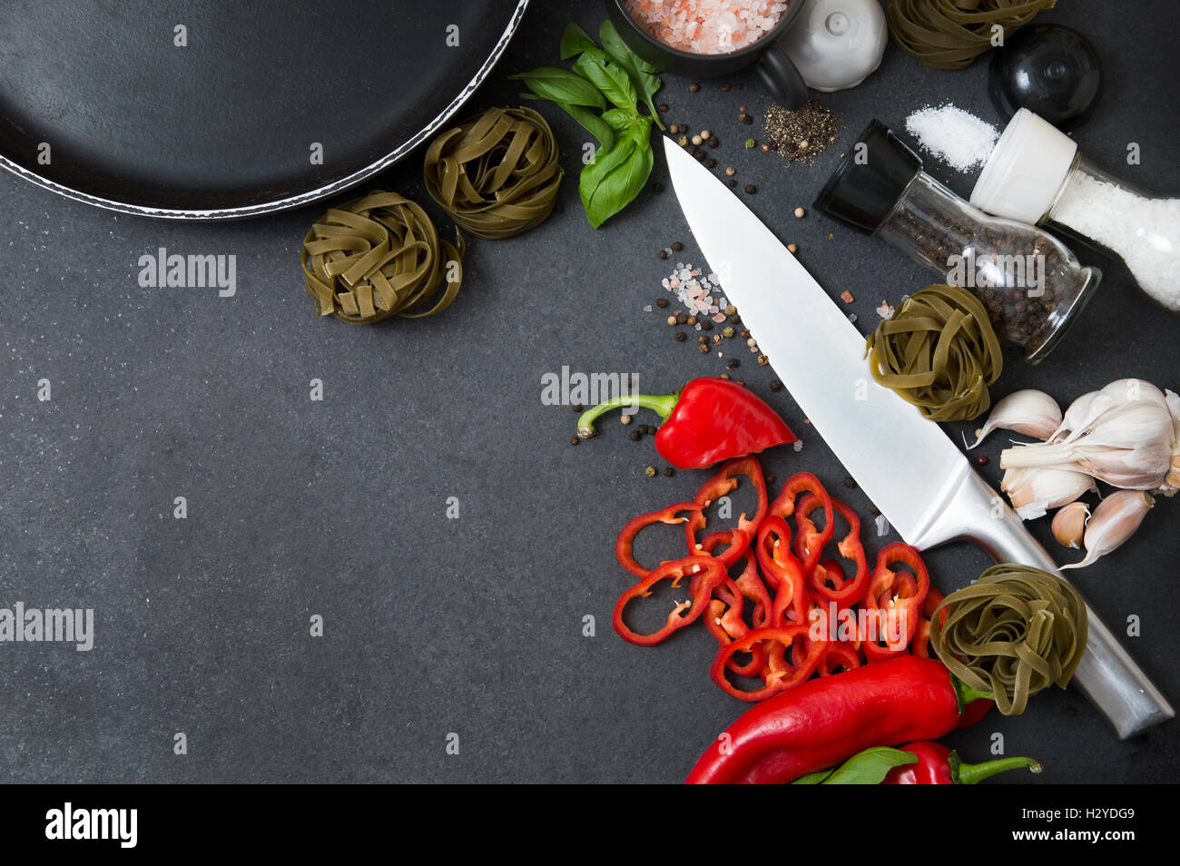 Les légumes, fines herbes, épices chaudes et ménagers empilées sur un comptoir en pierre. Comprend une photo copyspace Banque D'Images