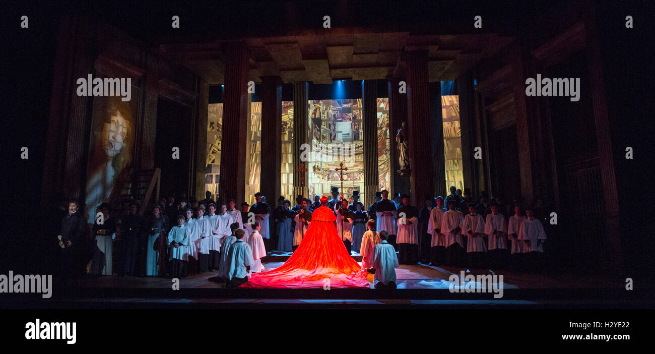 Londres, Royaume-Uni. 1 octobre 2016. Craig Colclough (gauche) comme Scarpia avec les garçons du Cardinal Vaughan Memorial School. Répétition générale de l'opéra Tosca Giacomo Pucccini avec Keri Alkema que Floria Tosca, Gwyn Hughes Jones comme Mario Cavaradossi et Craig Colclough comme baron Scarpia. Donna est la relance de l'Étrier directeur de Catherine Malfitano ENO d'origine de production de Tosca, mise en scène par Frank Philipp Schlössman. 13 représentations au London Coliseum, du 3 octobre au 3 décembre 2016. Banque D'Images