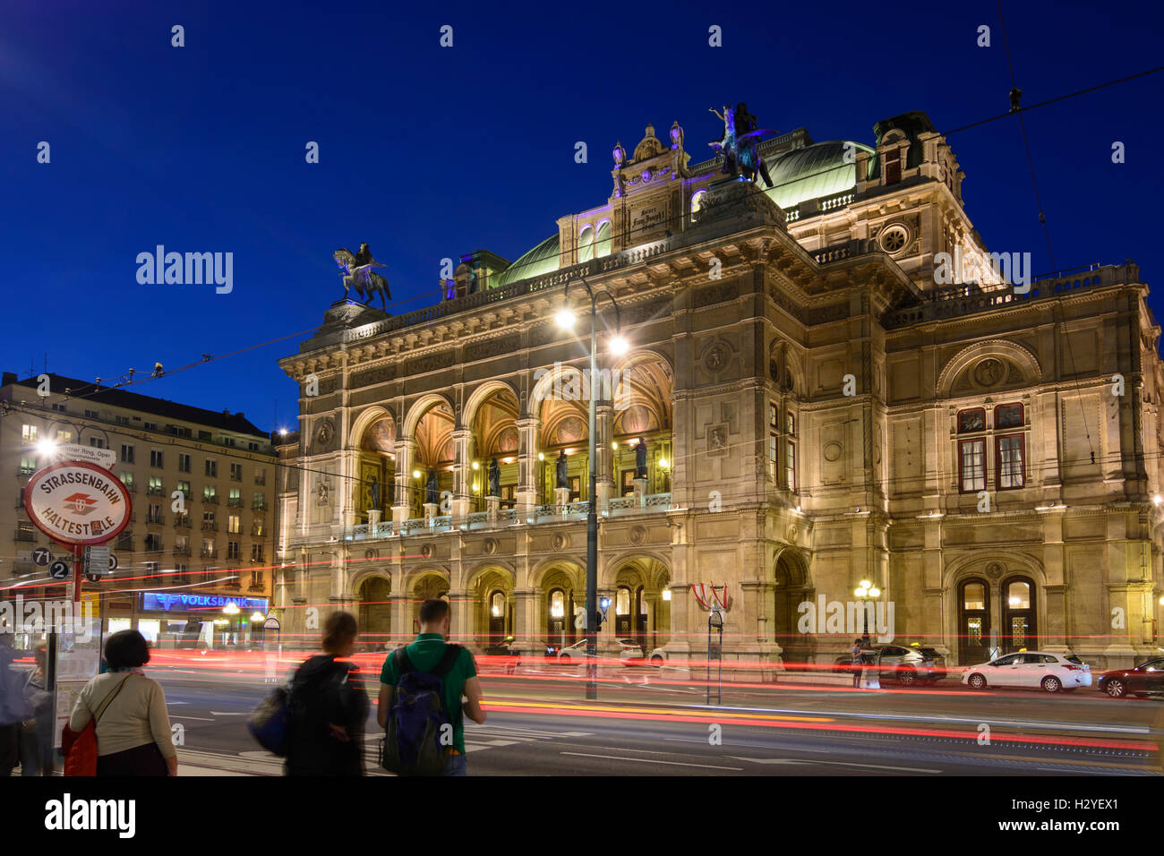 Wien, Vienne : State Opera à Opernring avec légèreté des voitures, 01, Wien, Autriche. Banque D'Images