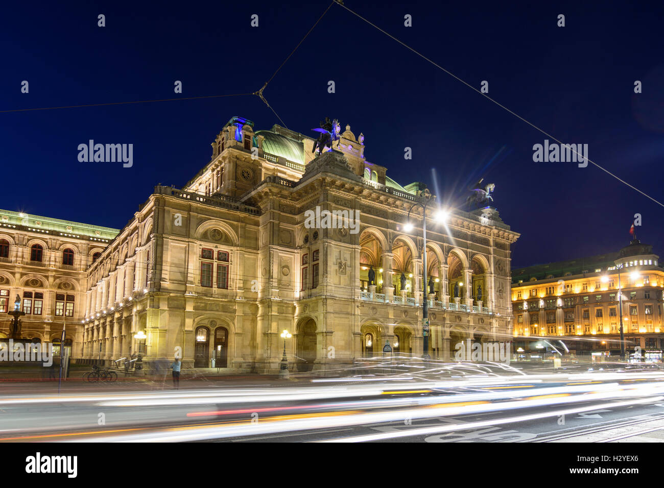 Wien, Vienne : State Opera à Opernring avec légèreté des voitures, 01, Wien, Autriche. Banque D'Images