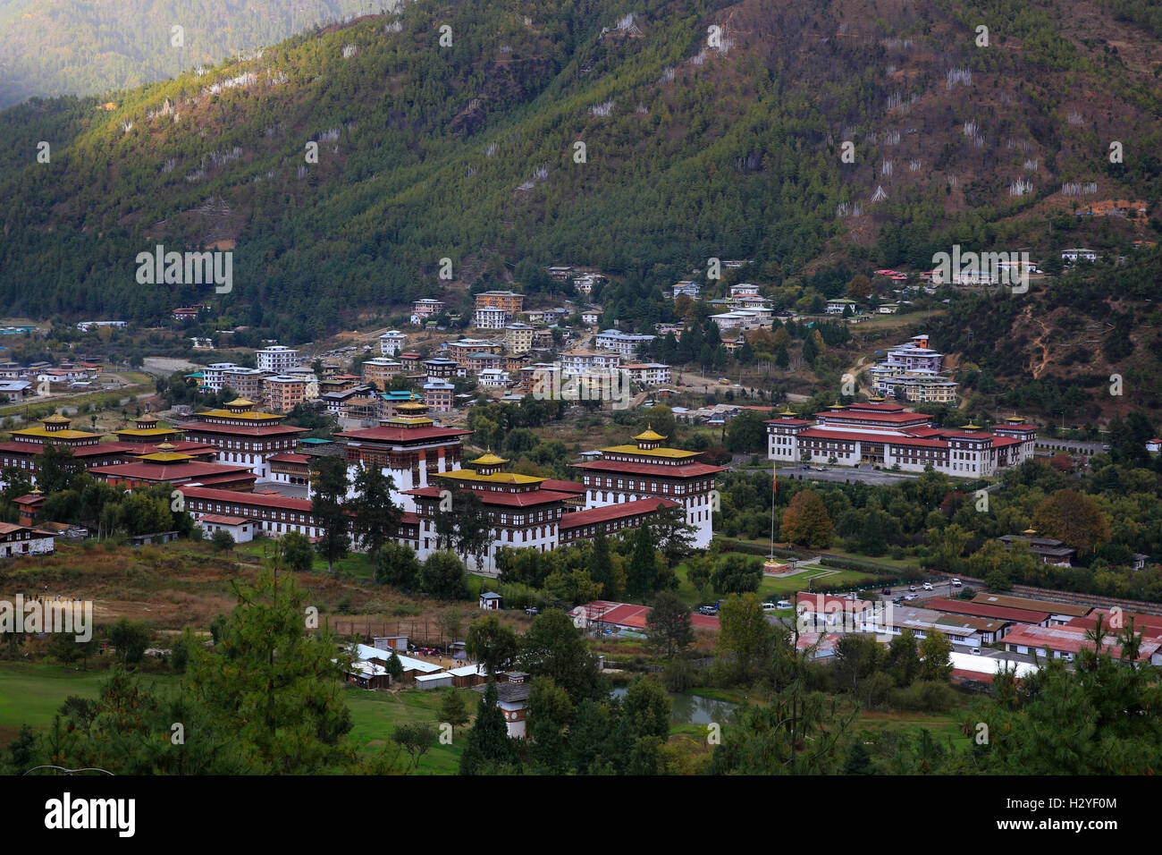 Le Tashichho Dzong est un monastère fortifié et palais du gouvernement dans la ville de Thimphu, Bhoutan. Banque D'Images