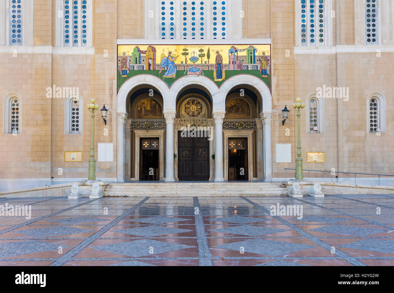Détail de la façade et le parvis de la Cathédrale Métropolitaine d'Athènes, Metropolitan Square, Athènes, Grèce Banque D'Images