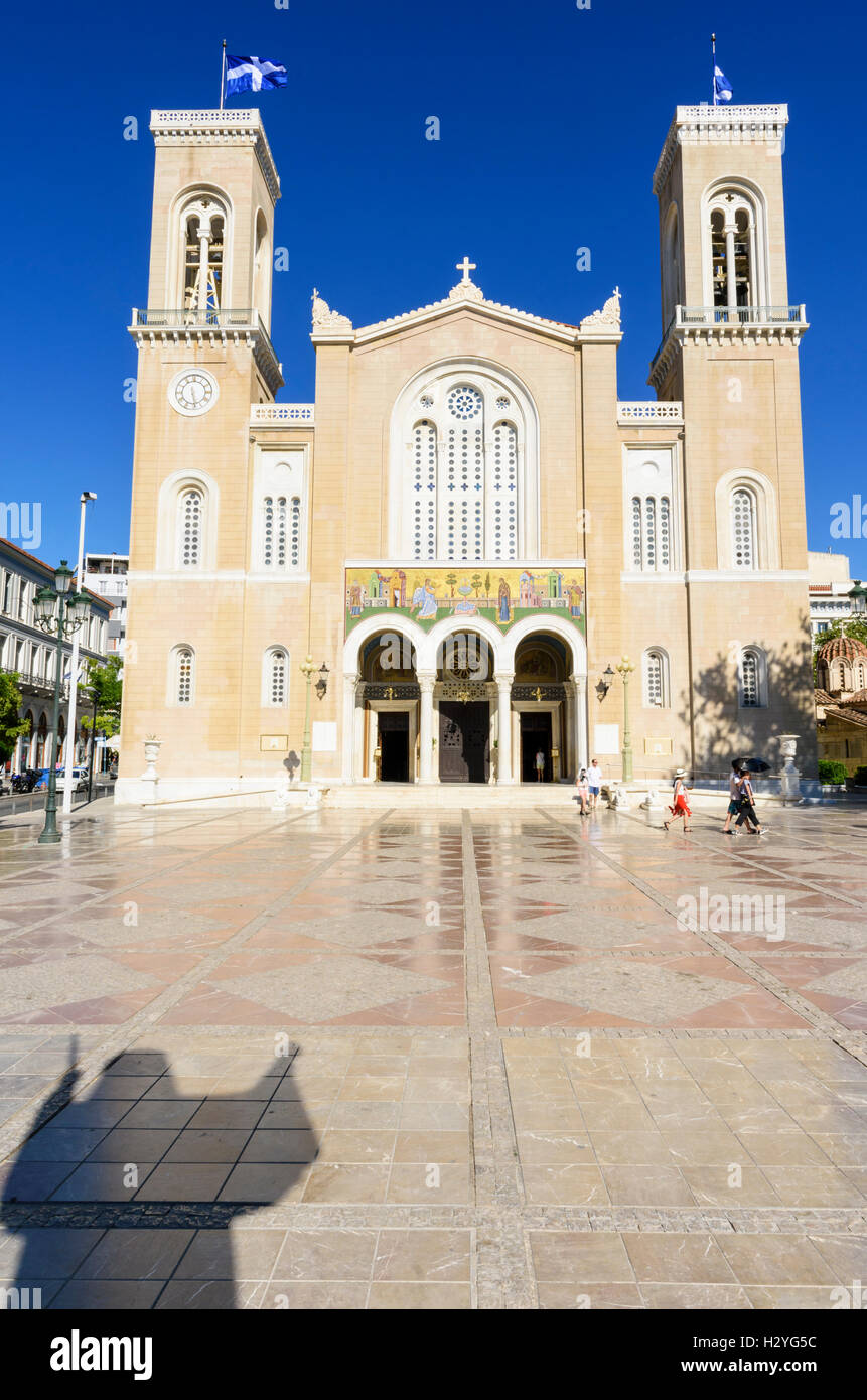 L'ombre de la statue de l'archevêque Damaskinos Papandreou devant la cathédrale Metropolis, la place métropolitaine, Athènes, Grèce Banque D'Images