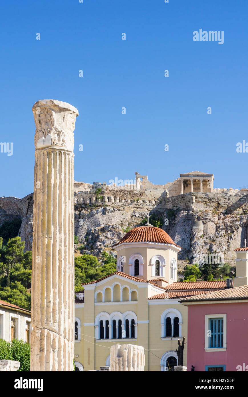 Une colonne à partir de la bibliothèque d'Hadrien négligé par l'Erechtheion sur le côté nord de l'Acropole, Athènes, Grèce Banque D'Images
