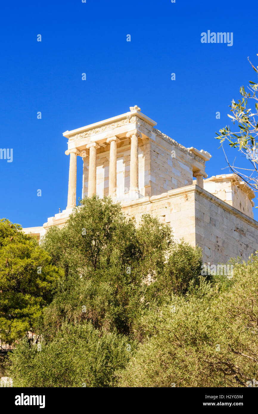 À la recherche jusqu'au Temple d'Athéna Nike sur l'Acropole, Athènes, Grèce Banque D'Images