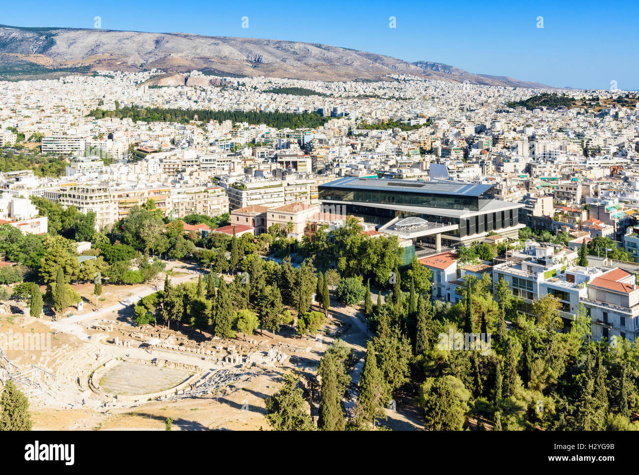 La ville d'Athènes avec le nouveau Musée de l'Acropole et le théâtre de Dionysos Eleuthereus en premier plan, Athènes, Grèce Banque D'Images