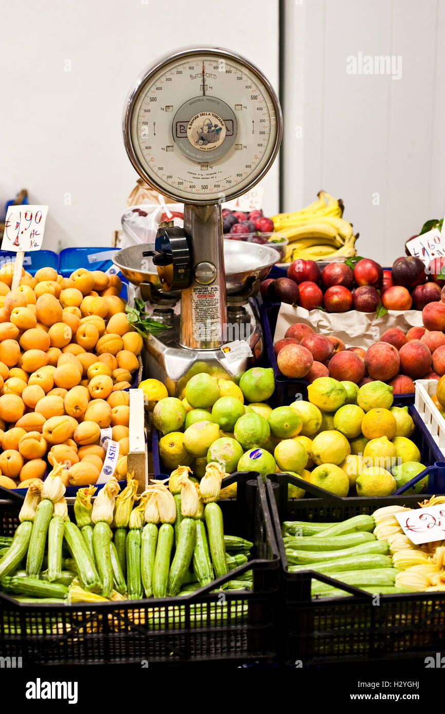 Stand de fruits et légumes dans un marché couvert à Florence, Italie, Europe, Toskany Banque D'Images