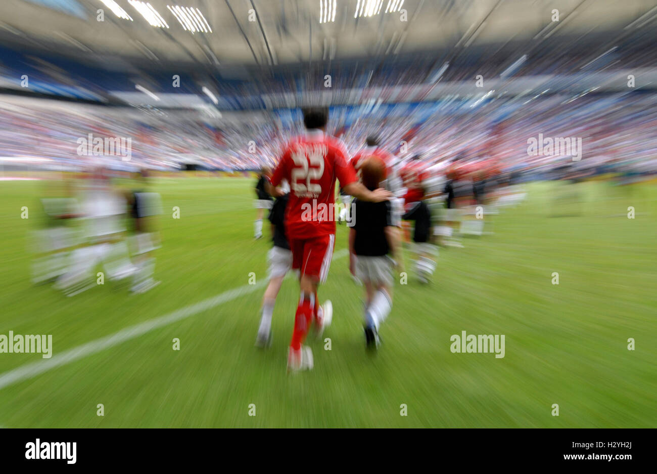 Marcher sur les équipes à la hauteur, Liga total Cup 2010, la coupe totale de la Ligue, match pour la troisième place entre le Hamburger SV et le FC Koeln Banque D'Images