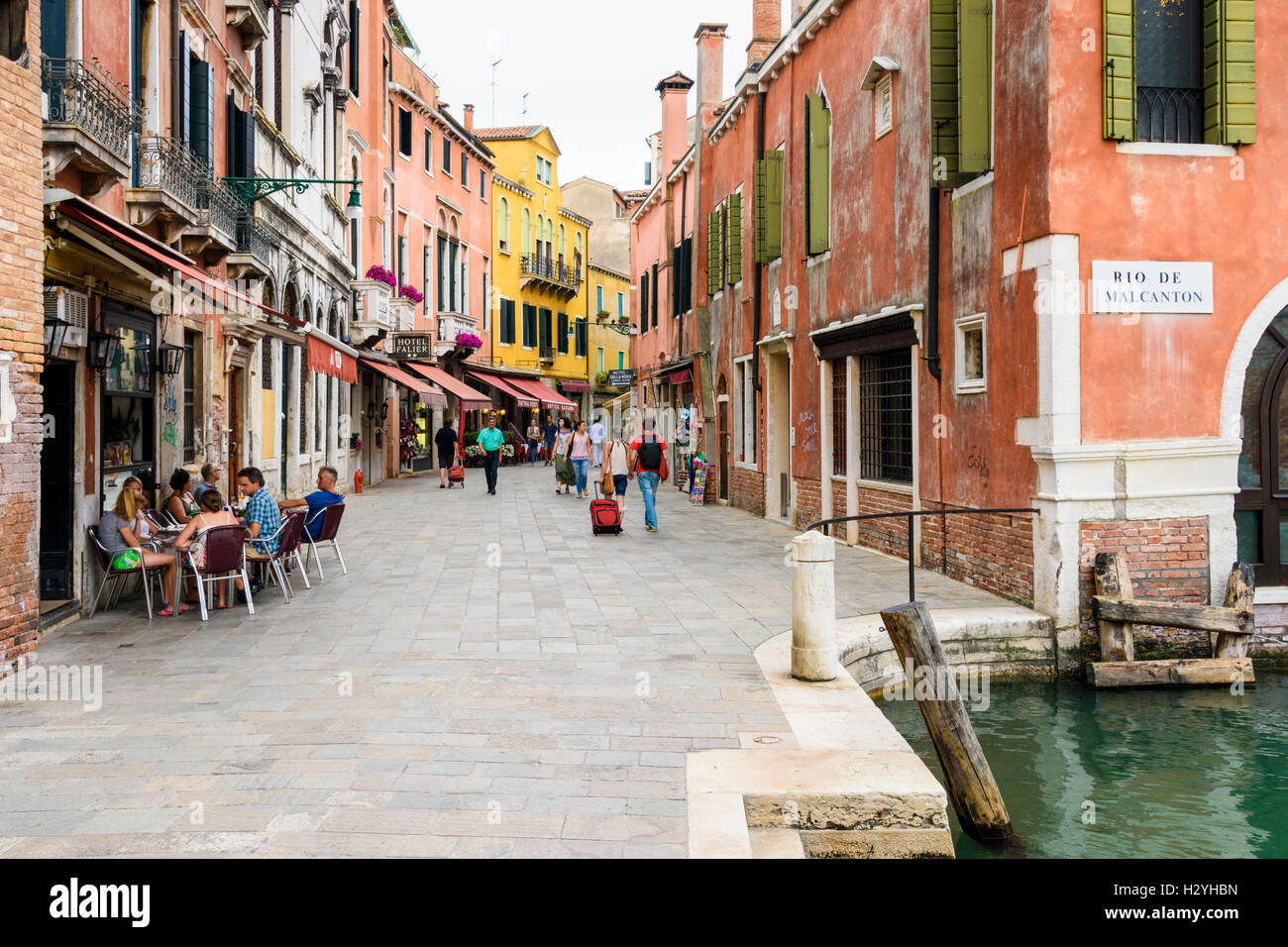 La vie de la rue de Venise dans la région de Santa Croce le long de la Salizada San Pantalon, Venise, Italie Banque D'Images