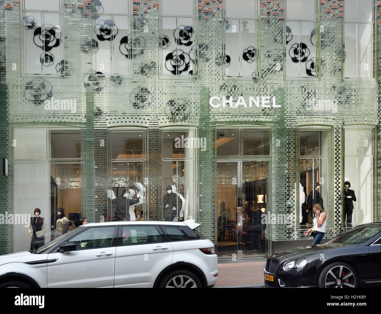 Chanel c'est un bâtiment surprenant à la PC Hooftstraat, la façade est en fait entièrement de verre. Le magasin phare, qui porte le nom "Crystal" Maisons Amsterdam Pays-Bas Banque D'Images