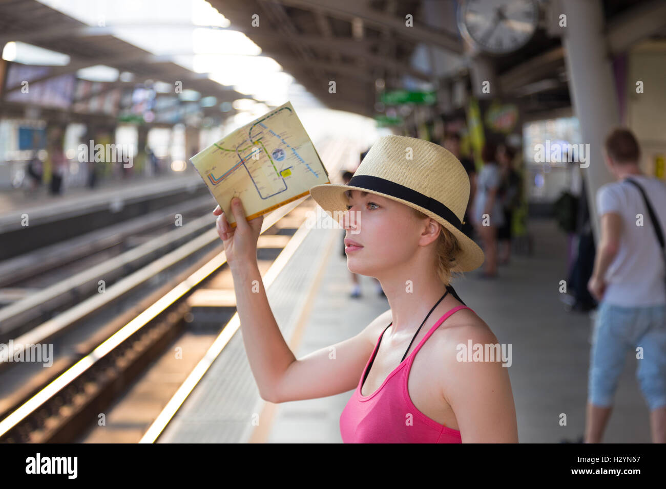 Jeune femme sur la plate-forme de la gare ferroviaire. Banque D'Images