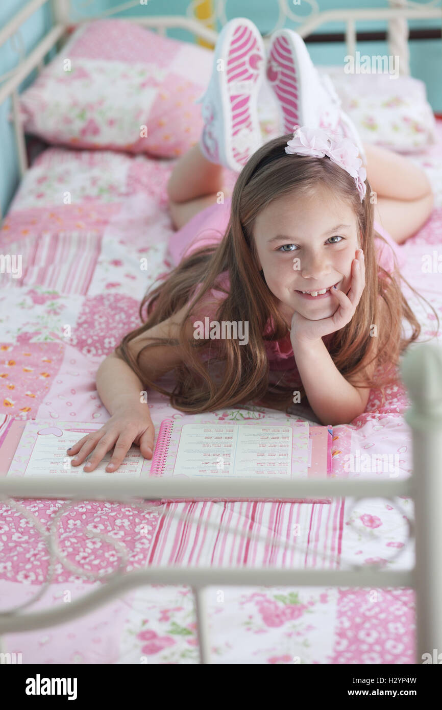 School girl reading Banque D'Images