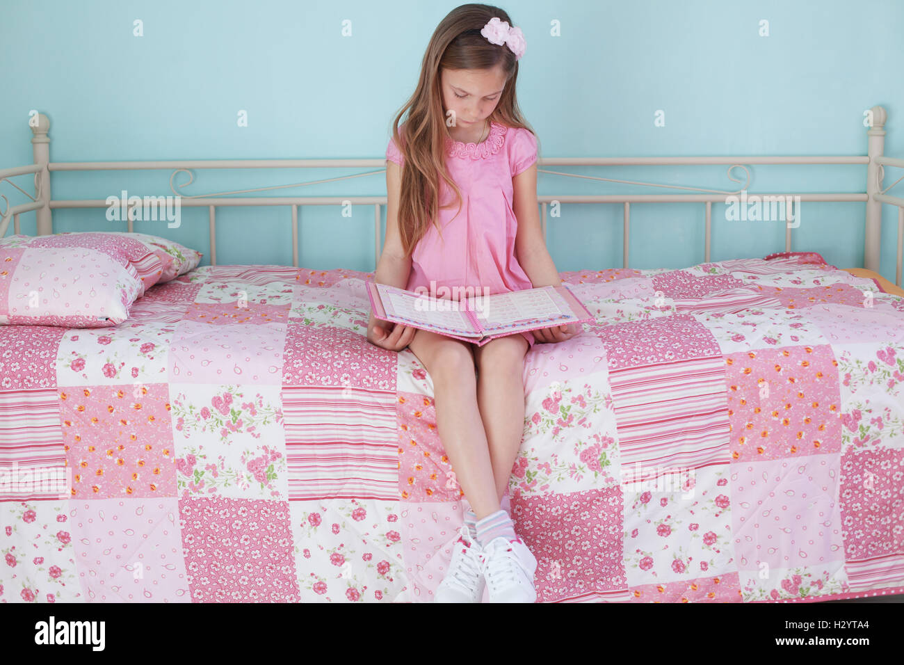 School girl reading Banque D'Images