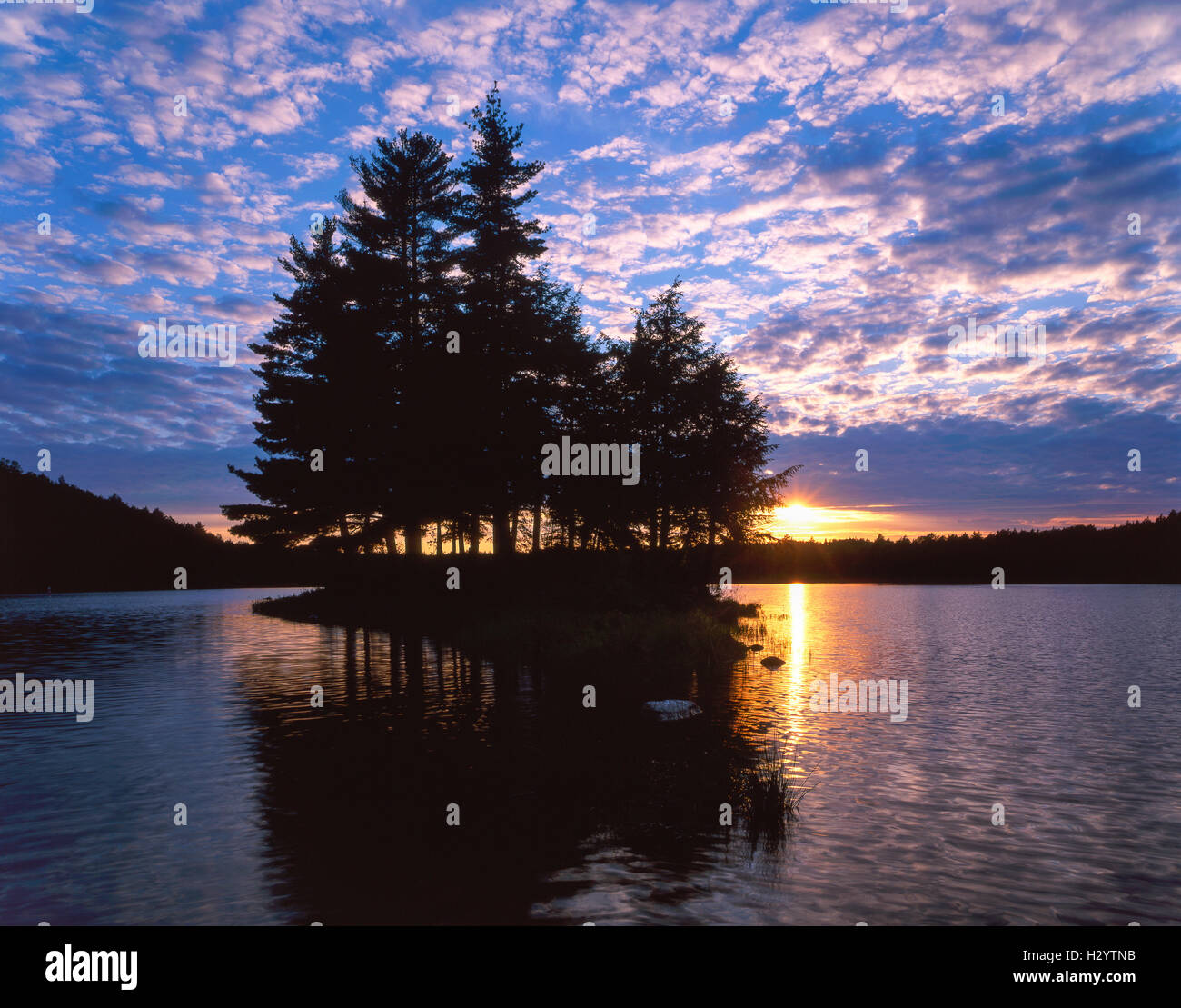 Le coucher du soleil, sland, Imp Lake, Ottawa National Forest, partie supérieure de la péninsule du Michigan, USA Banque D'Images