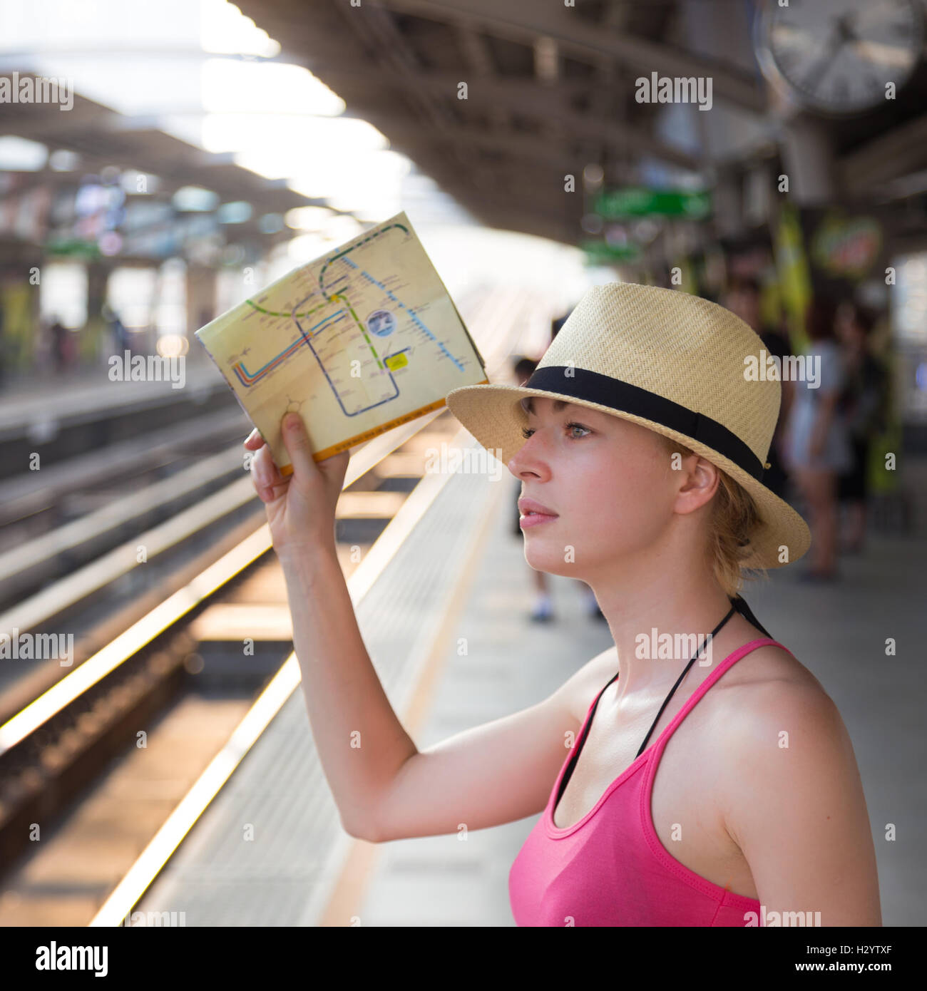 Jeune femme sur la plate-forme de la gare ferroviaire. Banque D'Images