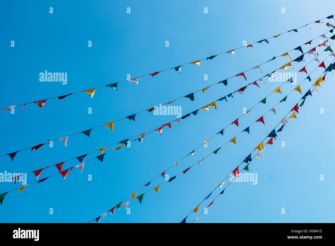 Les drapeaux de prières bouddhistes colorés - blue sky background Banque D'Images