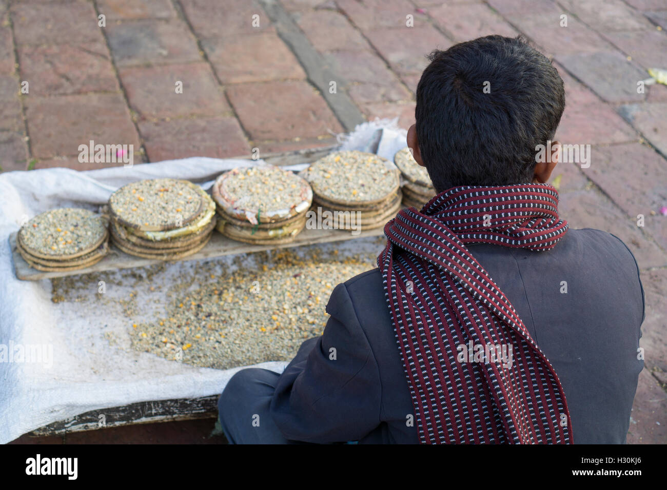 Homme Paksitani vendant de la nourriture dans la rue en dehors de Shah Alam Rukn e culte Multan Pakistan Banque D'Images