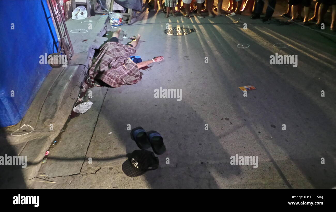 Manila, Philippines. 09Th Oct, 2016. (NOTE de l'ÉDITEUR : Image représente la mort) un usager de drogue, a été abattu dans Don Carlos St., Brgy. 189, Pasay City vers 1:30am. La scène est devenu une frénésie médiatique pour les deux événements presse locale et étrangère, essayant de scoop sur l'exécution sommaire fait par circonscription en tandem duo/groupe d'autodéfense. Sherbien Dacalanio : Crédit/Pacific Press/Alamy Live News Banque D'Images