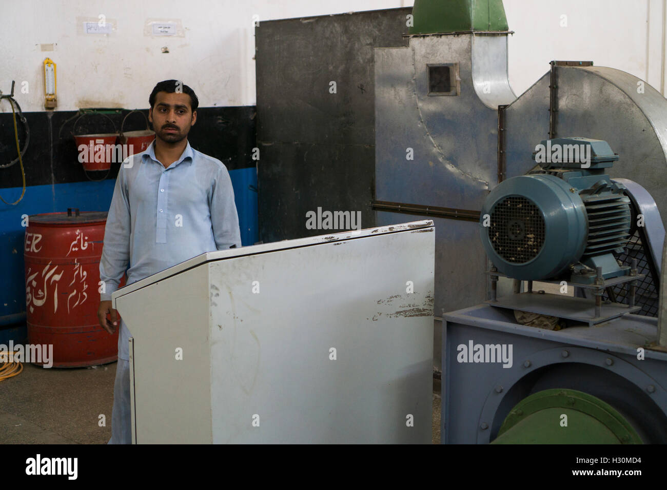 Travailleur à l'intérieur du Pakistan Pakistan Multan Cotton Mill Banque D'Images