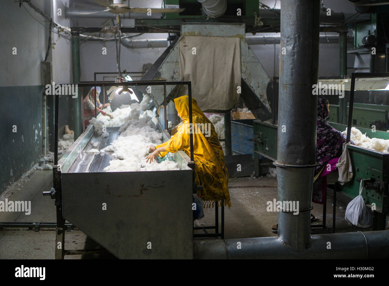 Les femmes travaillant à l'intérieur de Pakistan Multan Cotton Mill Banque D'Images