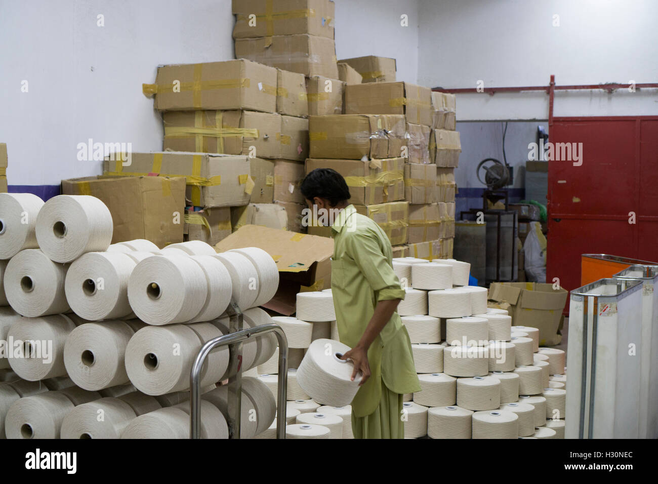 Pakistan Multan, ouvrière dans une filature de coton Banque D'Images