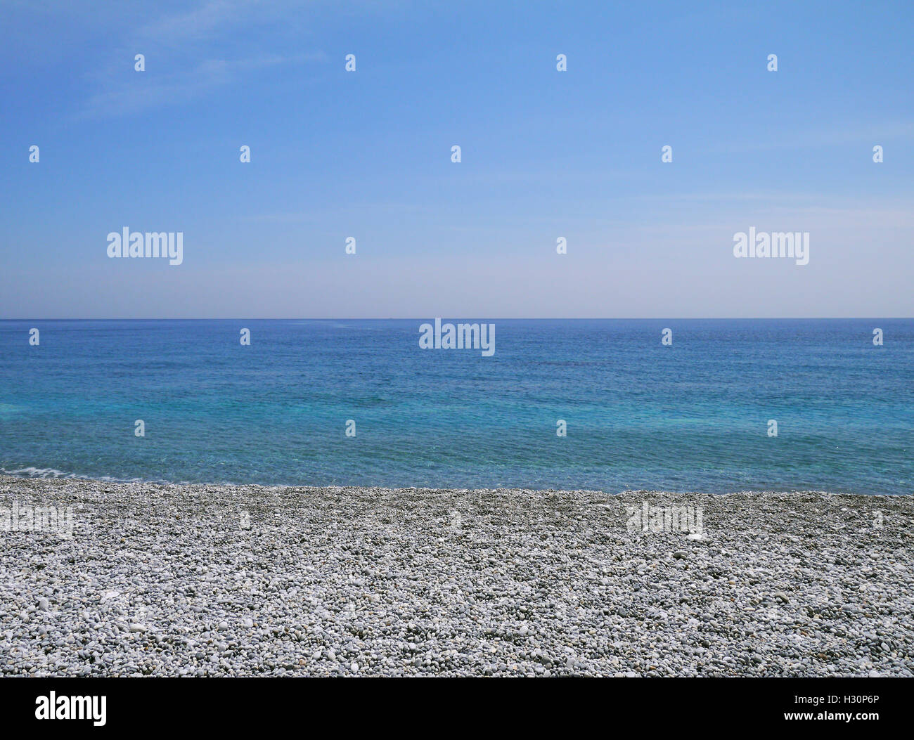 L'eau calme sur la plage de galets Banque D'Images