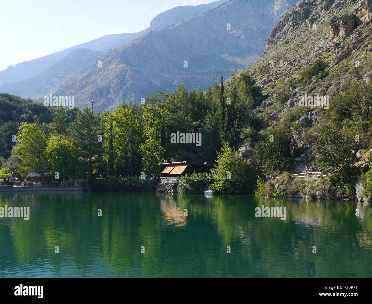 Lac de montagne dans la région de Zaros, Crète, Grèce Banque D'Images