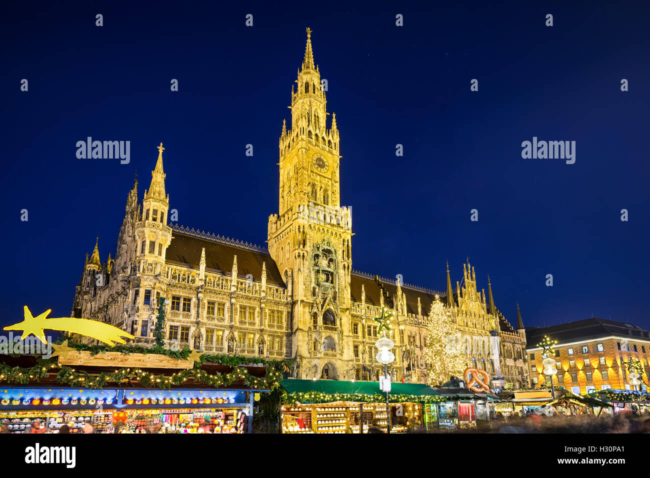 L'Hôtel de ville et marché de Noël dans la nuit à Munich, Allemagne Banque D'Images