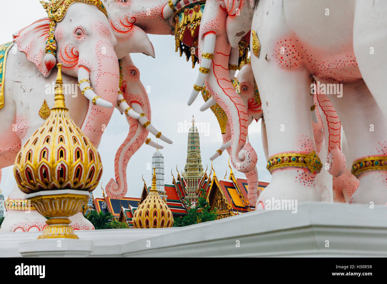 Le Grand Palais vu par les Pink Elephant Statue, Bangkok, Thaïlande Banque D'Images