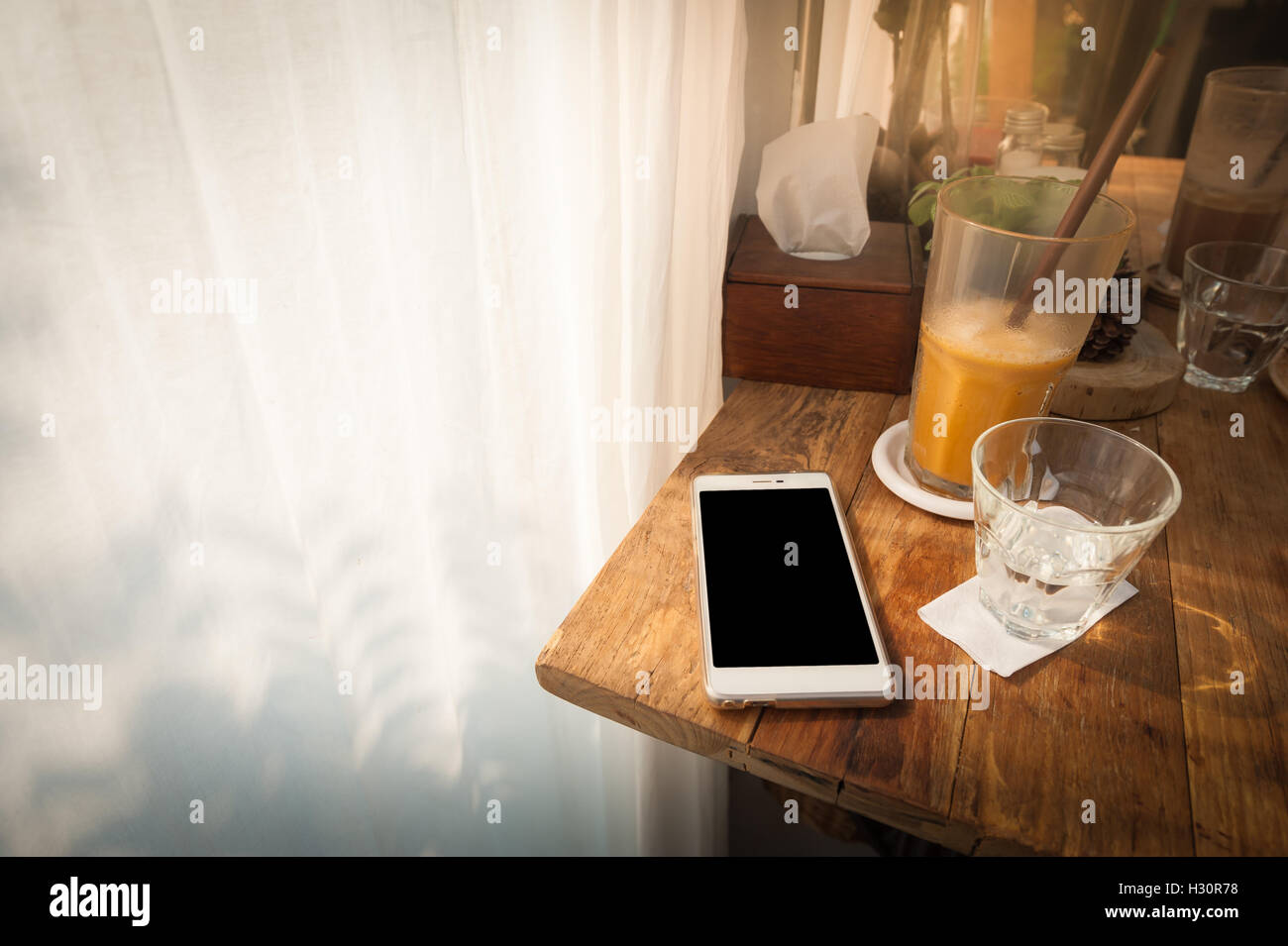Téléphone mobile sur table en bois rustique avec cafe zone vierge ou copier l'emplacement pour un texte ou des messages. Week-end de vie avec tec numérique Banque D'Images