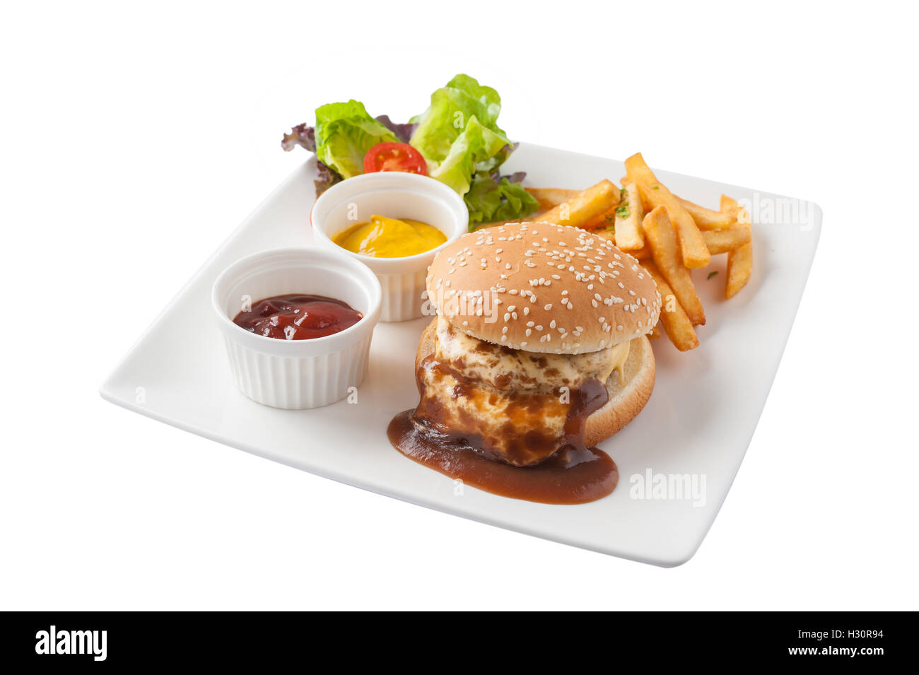 Vue avant du barbecue de style américain burger de porc avec des frites, du ketchup, de la moutarde, sauce garnie de veget frais Banque D'Images
