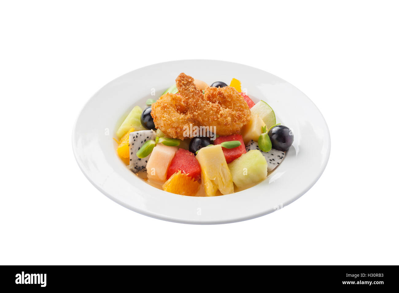 Vue avant du style moderne avec cuisine salade de fruits frits crevettes en plat de céramique isolé sur fond blanc Banque D'Images