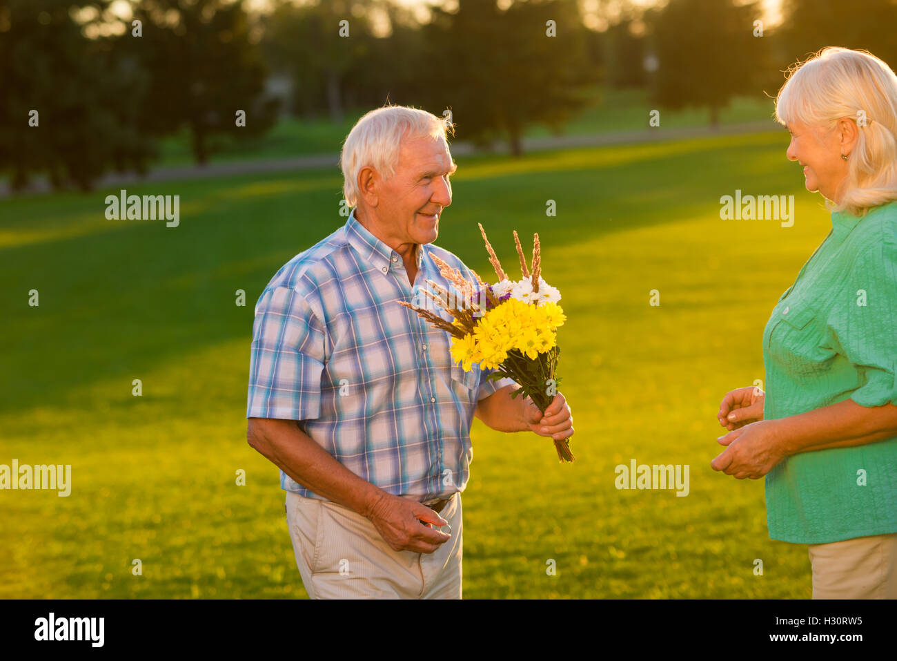 Smiling senior man with bouquet. Banque D'Images