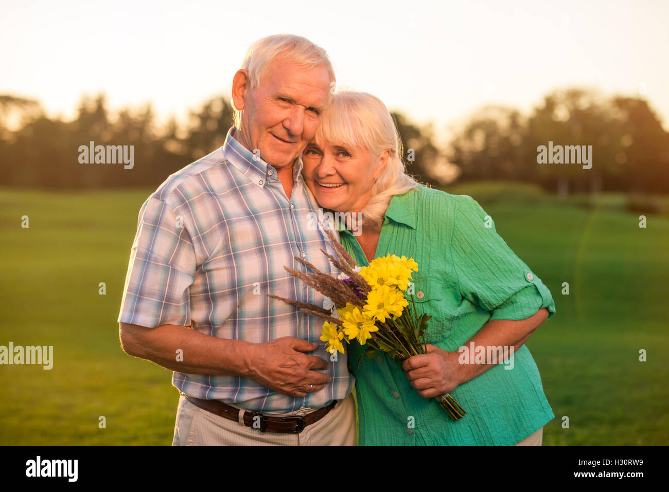 Happy senior couple with bouquet Banque D'Images
