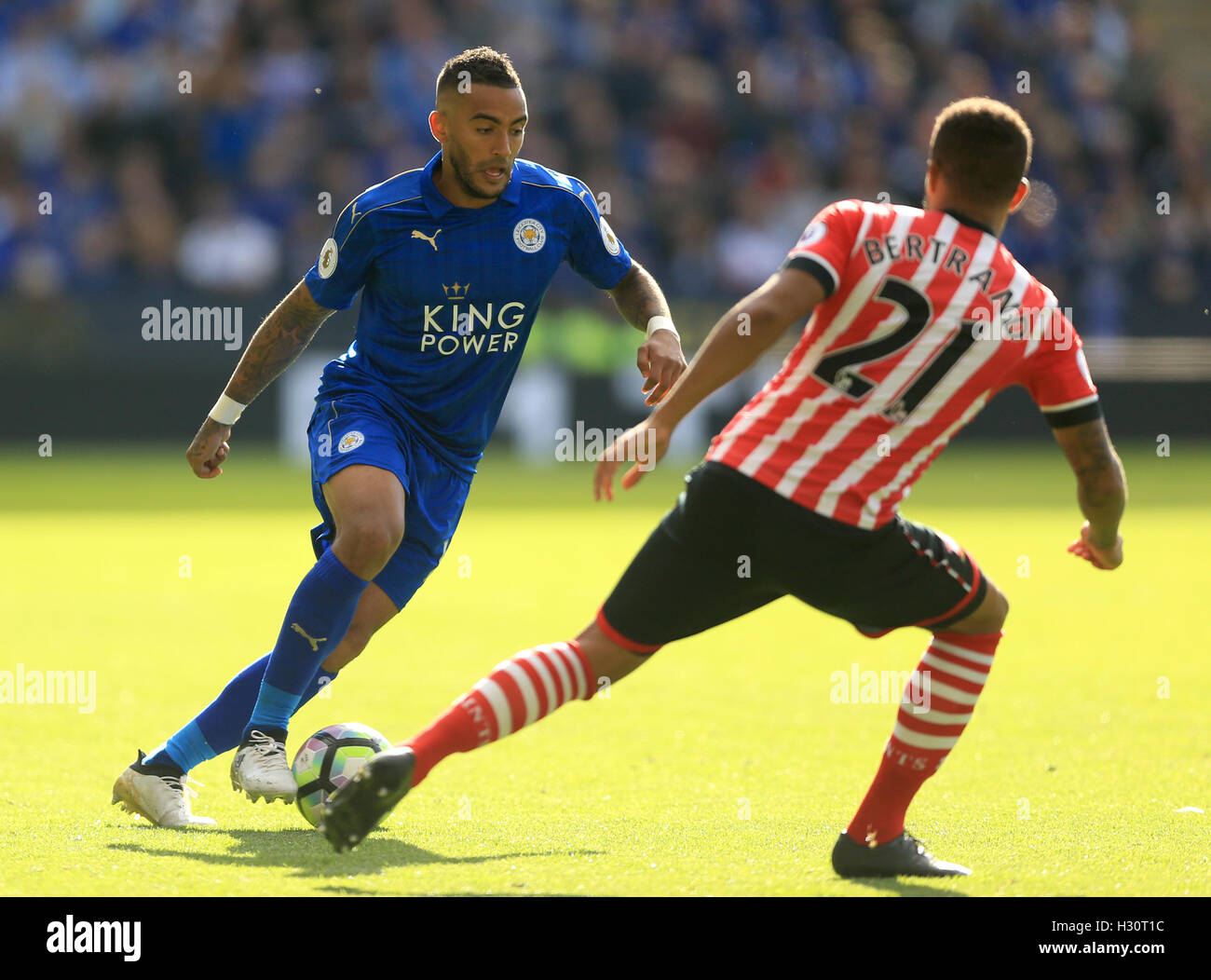 Leicester City's Riyad Mahrez et Southampton Ryan Bertrand bataille pour la balle au cours de la Premier League match à la King Power Stadium, Leicester. Banque D'Images